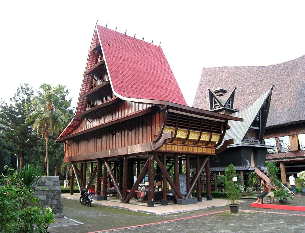 Rumah Adat Nias | Sumber gambar: Wikipedia.org