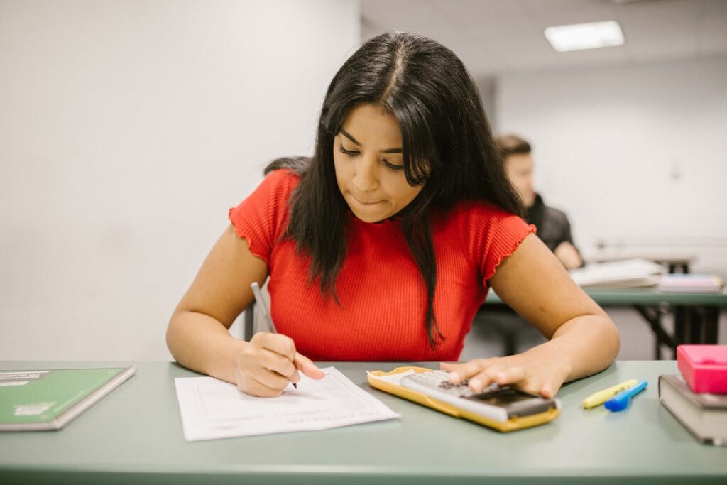 Seorang wanita sedang mengerjakan soal matematika