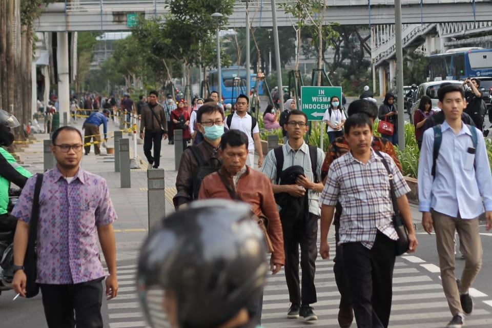 Orang menyebrang di zebracross