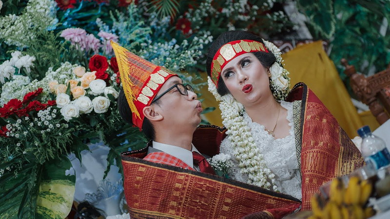 Pasangan pengantin suku Batak yang berbahagia