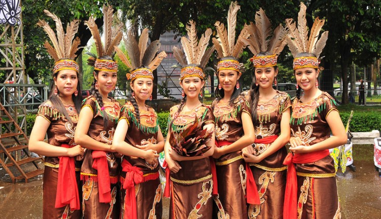 5. Pakaian Adat Dayak Ngaju