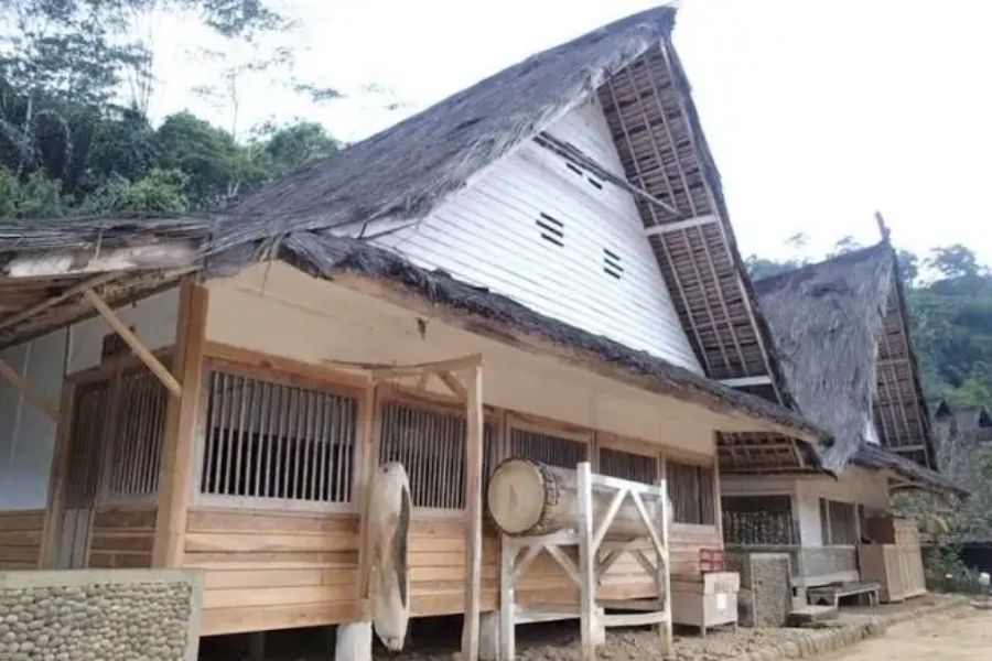 Rumah Adat Jawa Barat Parahu Kumureb 