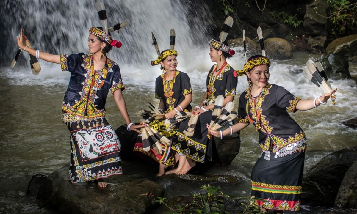 6 Pakaian Adat Kalimantan Selatan, Makna, dan Ciri Khasnya