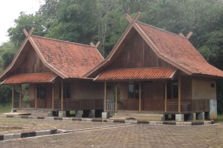 Rumah Adat Badak Heauy 