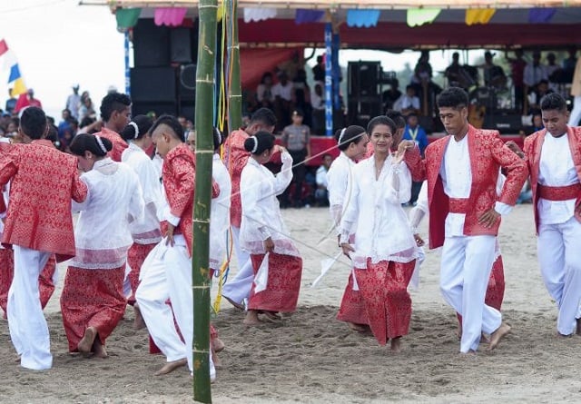 7. Kebaya Dansa