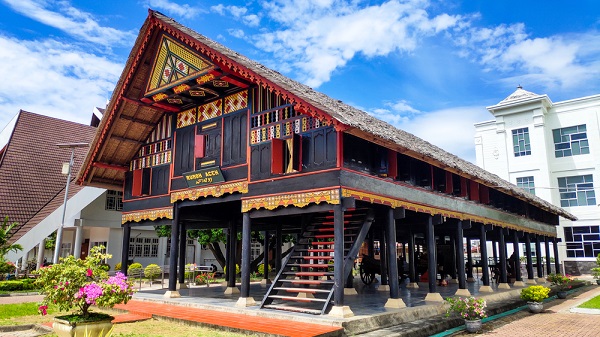 9. Rumah Adat Tradisional