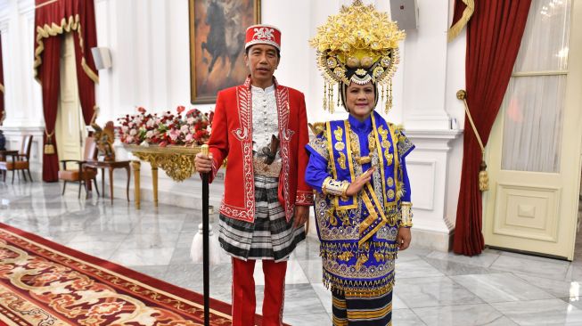 Jokowi Berbalut Busana Dolomani