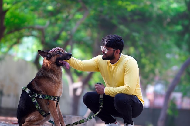 Animal Communicator sedang berbicara dengan anjing 