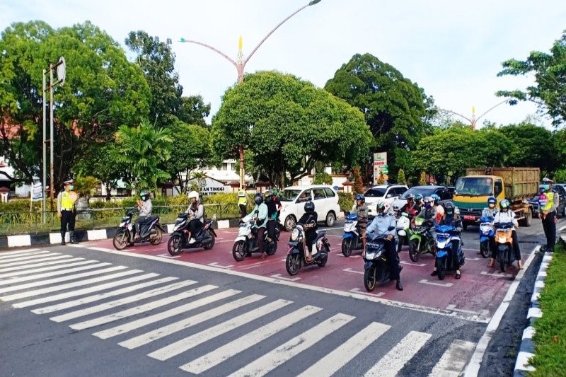 Jalan dengan Rambu Lalu LIntas 