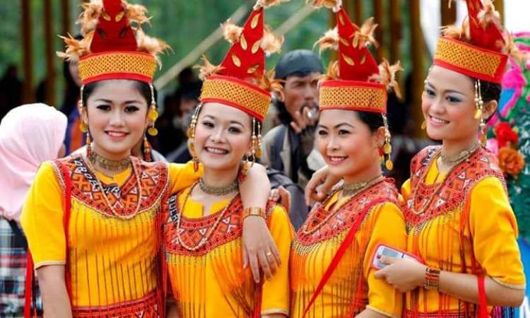 10 Pakaian Adat Sulawesi: Jenis, Nama, Makna, dan Keunikannya