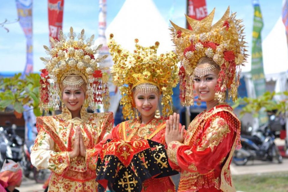 10 Pakaian Adat Sumatera Barat: Makna, Nama, dan Aksesoris Uniknya