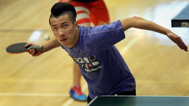 Sean Zhang melakukan forehand pendulum serve 