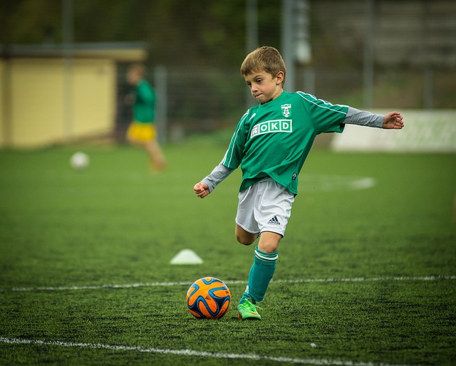 Anak bermain bola 