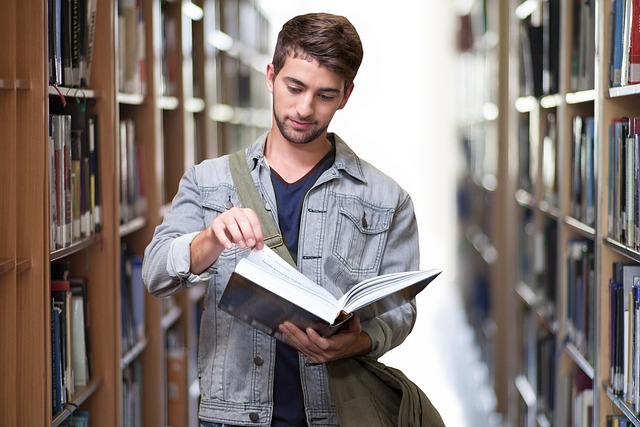 Mahasiswa baca buku  