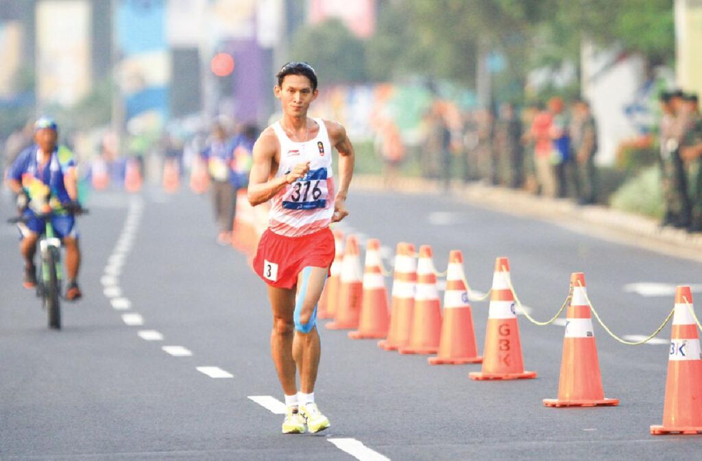 (Seorang atlet jalan cepat)