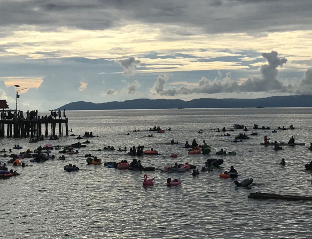 Mandi Safar di Laut 