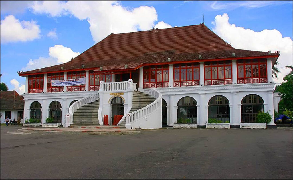 Rumah Adat Cara Gudang 