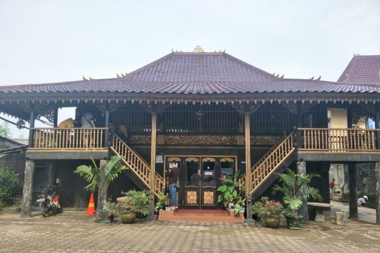 Rumah Adat Limas  