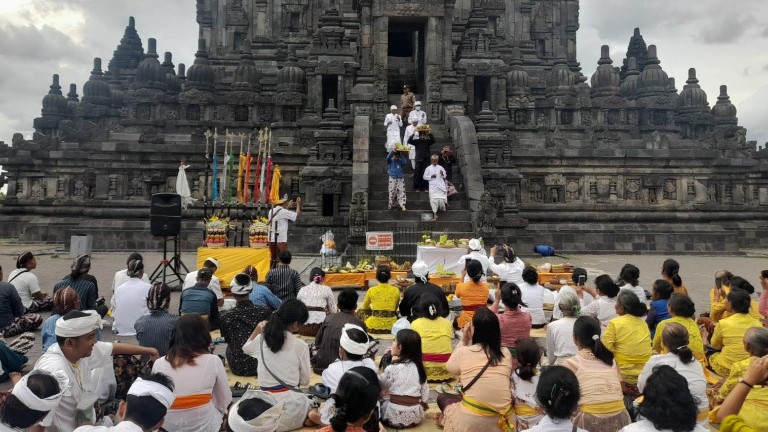 Ilustrasi Umat Hindu di Candi Prambanan 