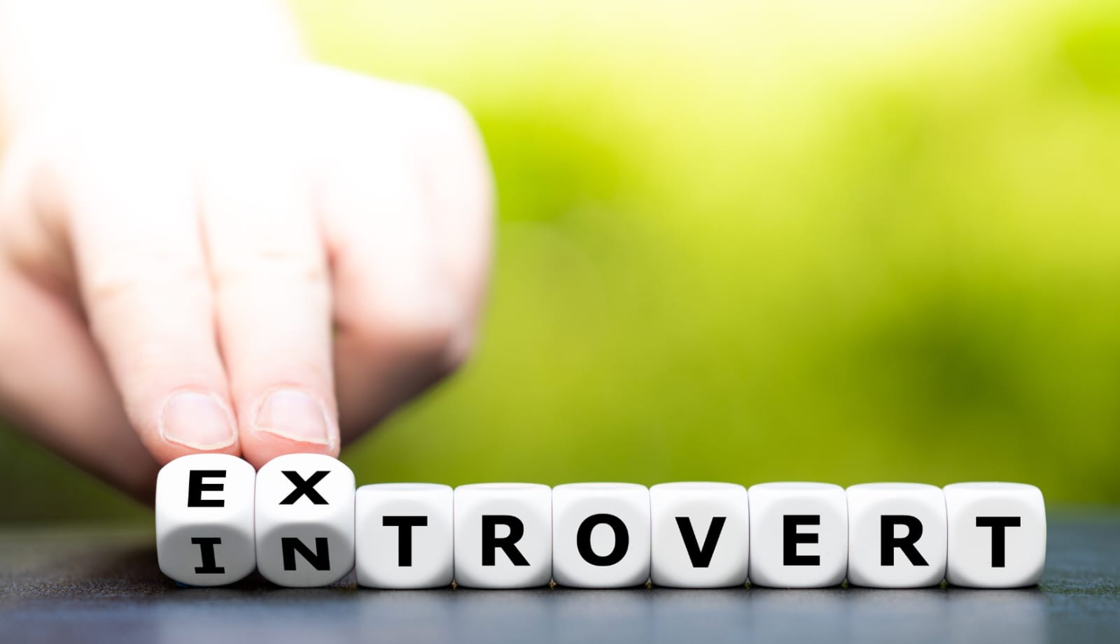 Perbedaan Introvert dan Ekstrovert Beserta Ciri-cirinya