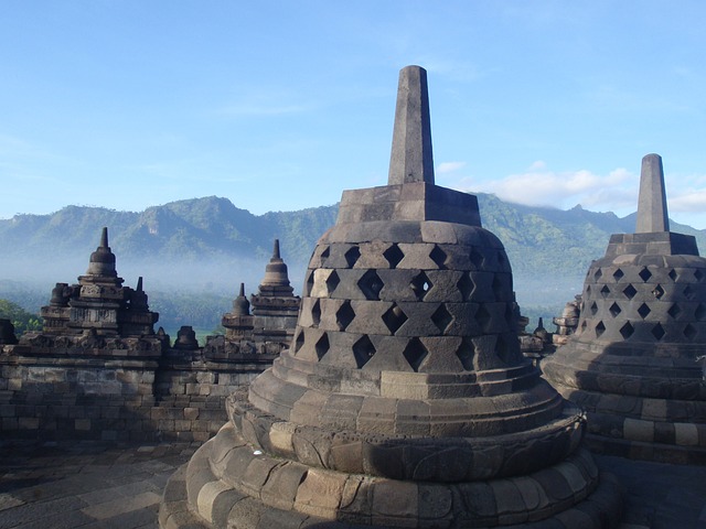 Sejarah Candi Borobudur Lengkap dengan Fungsi dan Legendanya