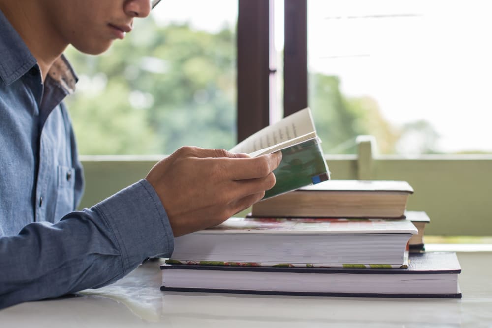 Mencari landasan teori melalui buku 