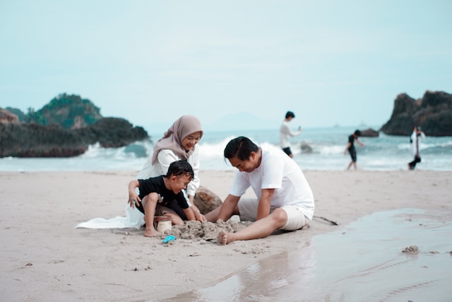 Keluarga Kecil Bermain di Pantai