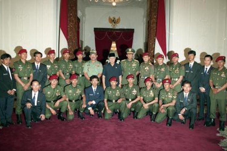 Kopassus Berfoto Bersama Presiden Soeharto 