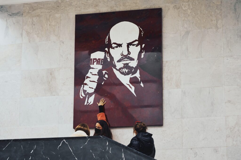 maxim tolchinskiy PgdBXEqjSYg unsplash lenin