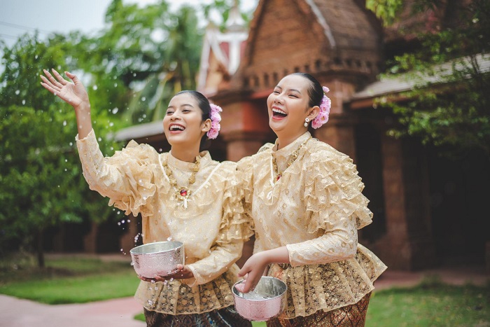 10 Pakaian Adat Sumatera Utara beserta Keunikan dan Maknanya