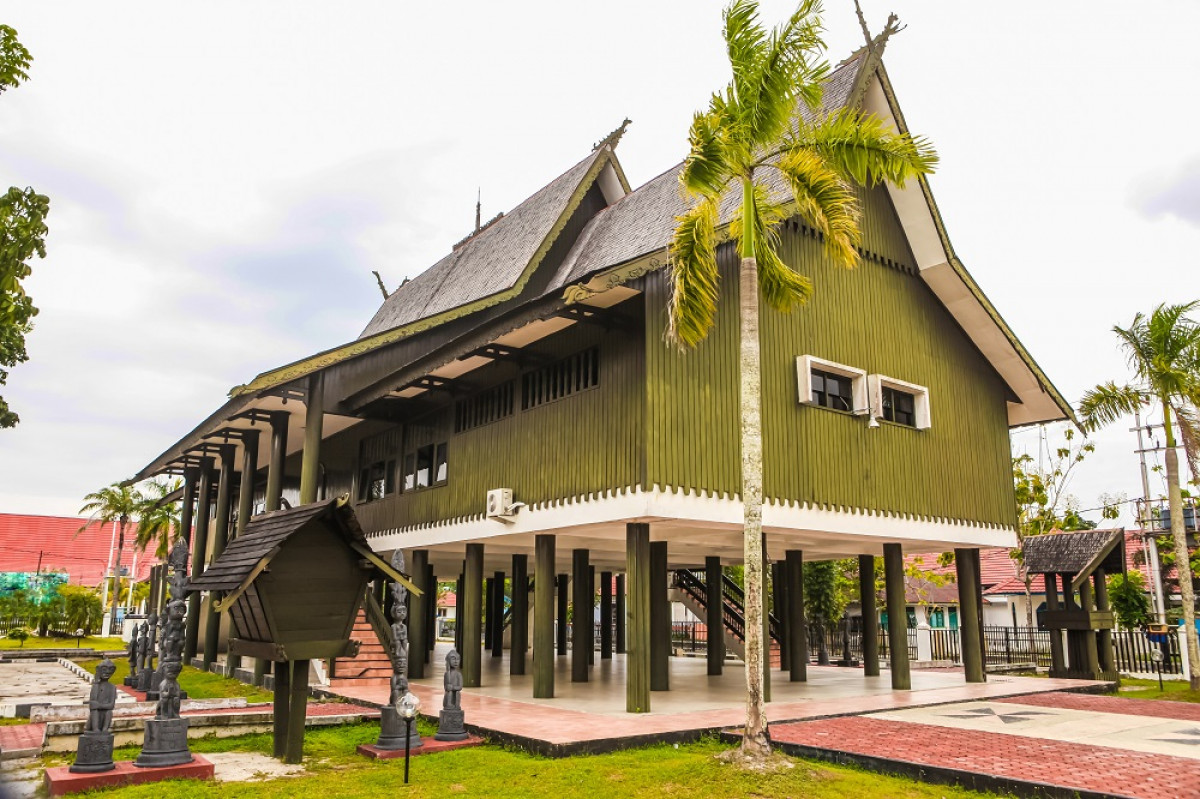 Rumah Adat Kalimantan Selatan: Filosofi & Keunikan Arsitektur