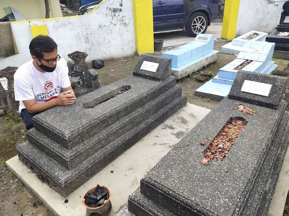 Seseorang melakukan Mendak Kematian di makam 