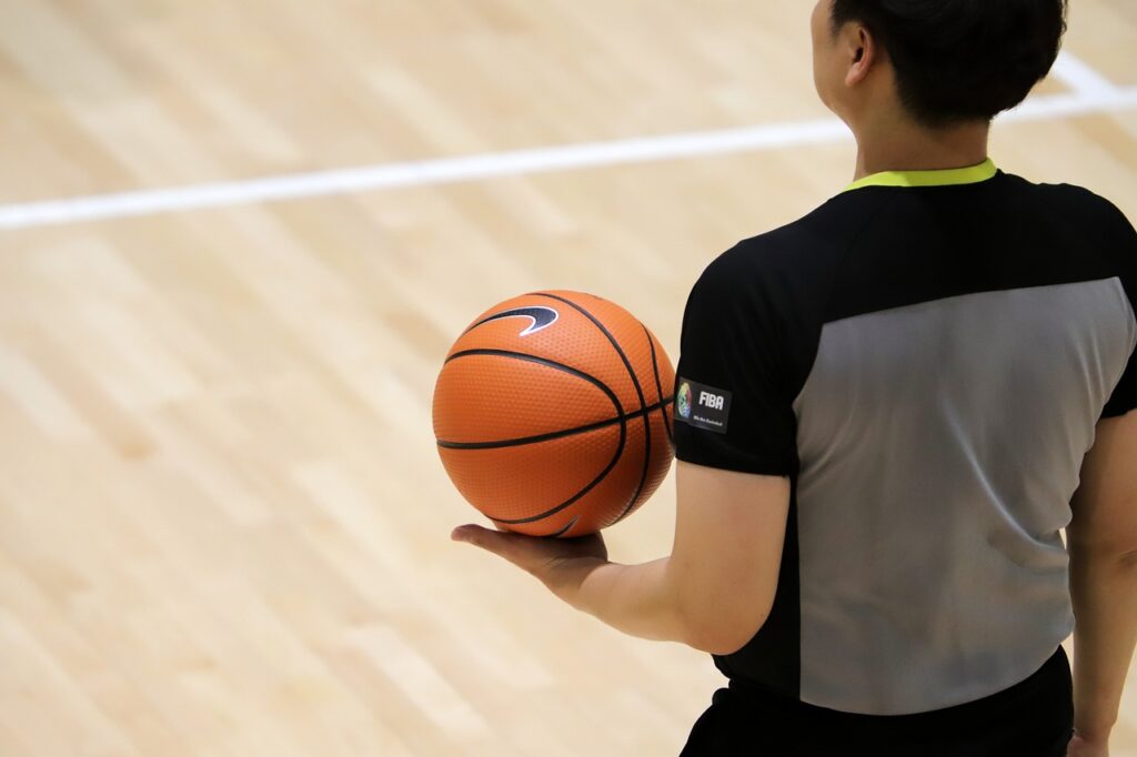 Wasit dalam permainan bola basket