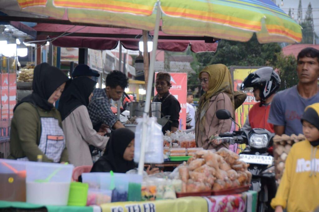 Berburu Makanan Takjil di Pinggir Jalan