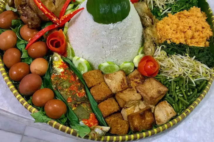 Ilustrasi tumpeng sebagai bentuk perayaan Wetonan 