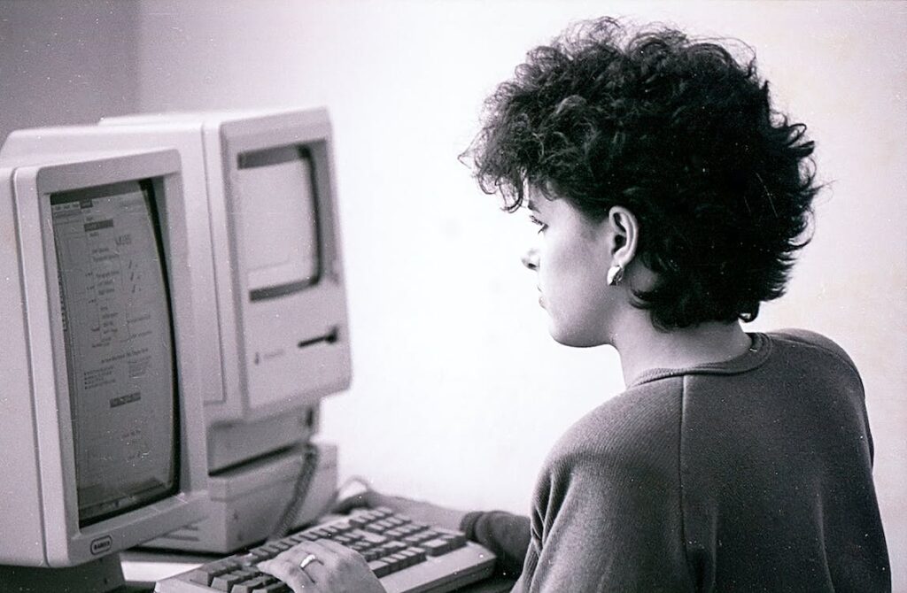 Seorang wanita sedang menggunakan komputer