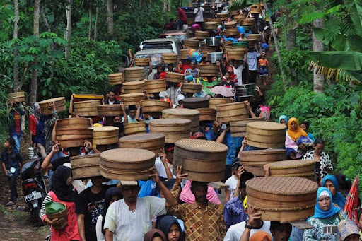 Masyarakat membawa makanan tradisional pada upacara Nyadran 