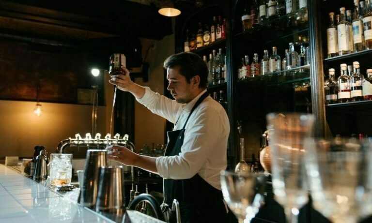 Apa itu Bartender? Pengertian, Tugas, Peralatan, dan Kisaran Gajinya