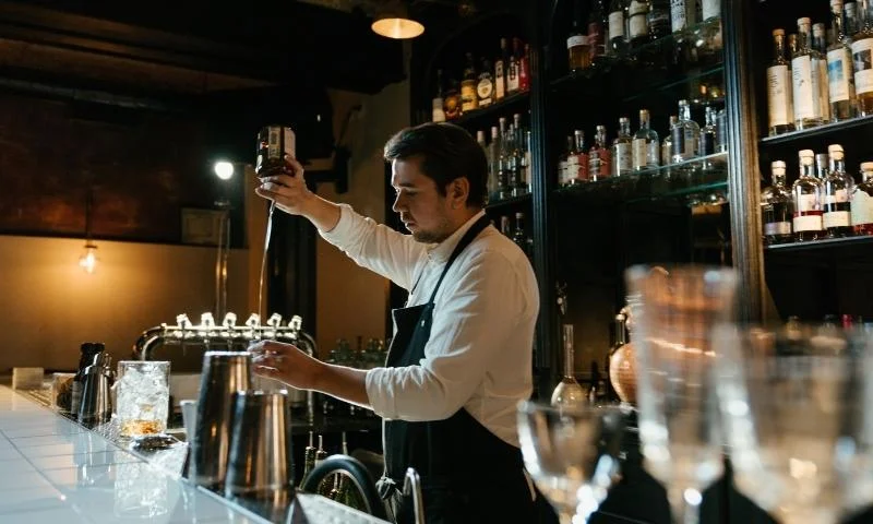 Apa itu Bartender? Pengertian, Tugas, Peralatan, dan Kisaran Gajinya 2 Tugas Bartender