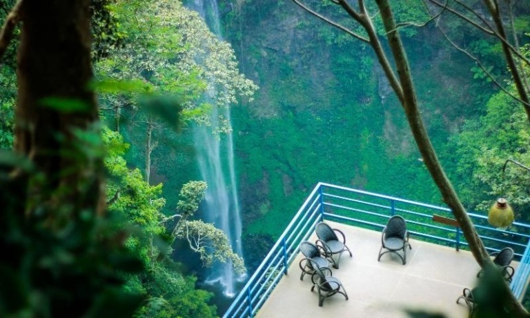 Curug Cimahi Pesona Air Terjun Pelangi  yang  Berganti Warna