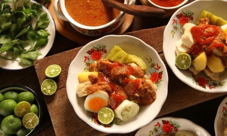 11 Tempat Makan Dekat Stasiun Bandung, Dijamin Enak!