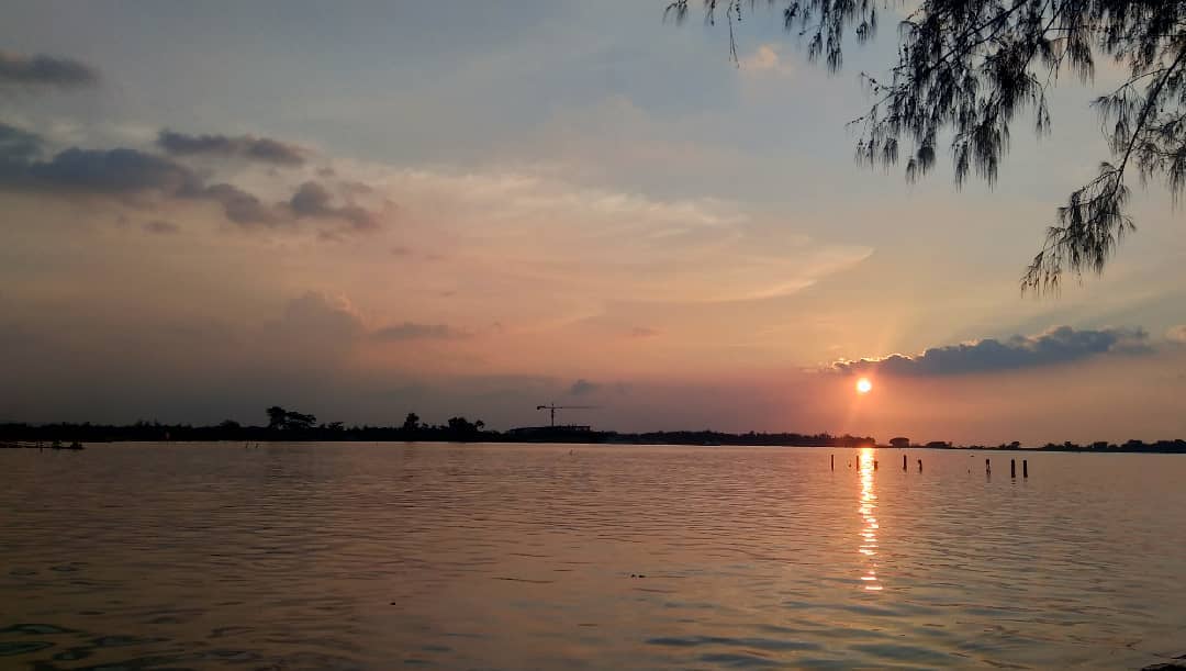 Menikmati sunset di pantai marina Semarang