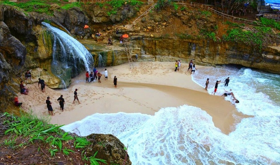 Pantai Banyu Tibo - Pesona Wisata Alam dan Kuliner Di Pacitan