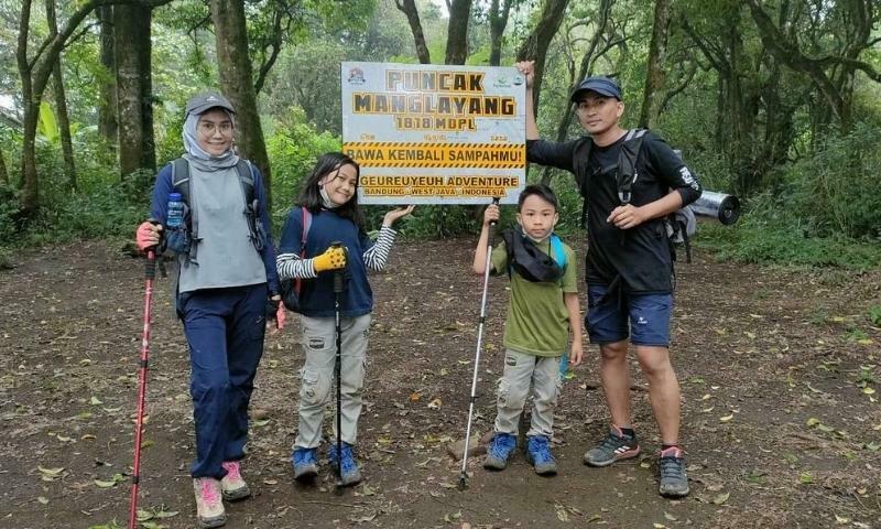 hiking di Batu Kuda Gunung Manglayang