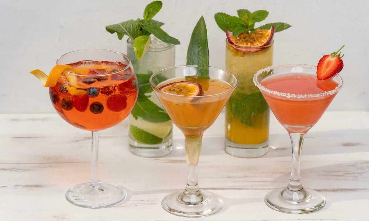 Cocktail adalah minuman yang tersedia di Bar