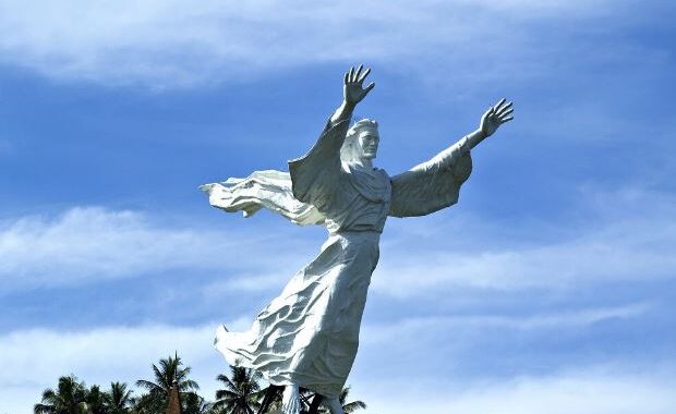 Monumen Yesus Memberkati di Kota Manado