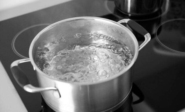 air panas kompor panci