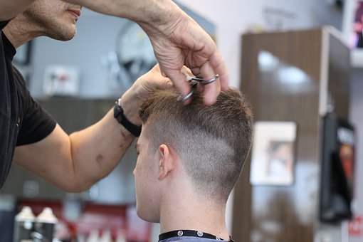 10 Potongan Rambut Pria yang Cocok untuk Wajah Bulat Pria