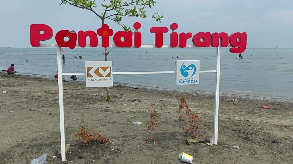 Pantai Tirang: Hal Menarik, Lokasi, Jam Buka & Harga Tiket Masuk
