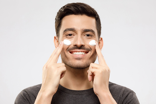 7 Rekomendasi Skincare Pemutih Wajah Pria yang Aman dan Efektif